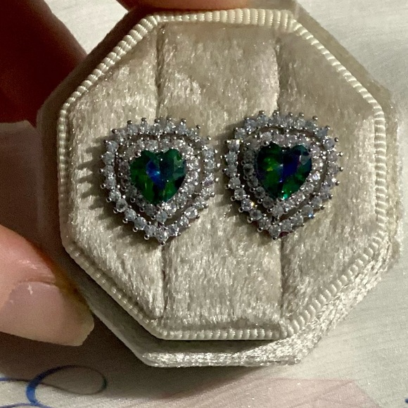 🌈Gorgeous Heart shaped Mystic Rainbow Topaz Cz Heart Stud Earrings - Picture 1 of 16